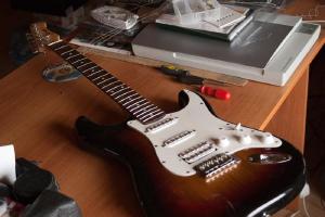 Shielding electric guitar by graphit
