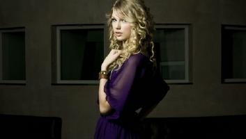 taylor swift is the hottest girl ever!!!! i love her please comment